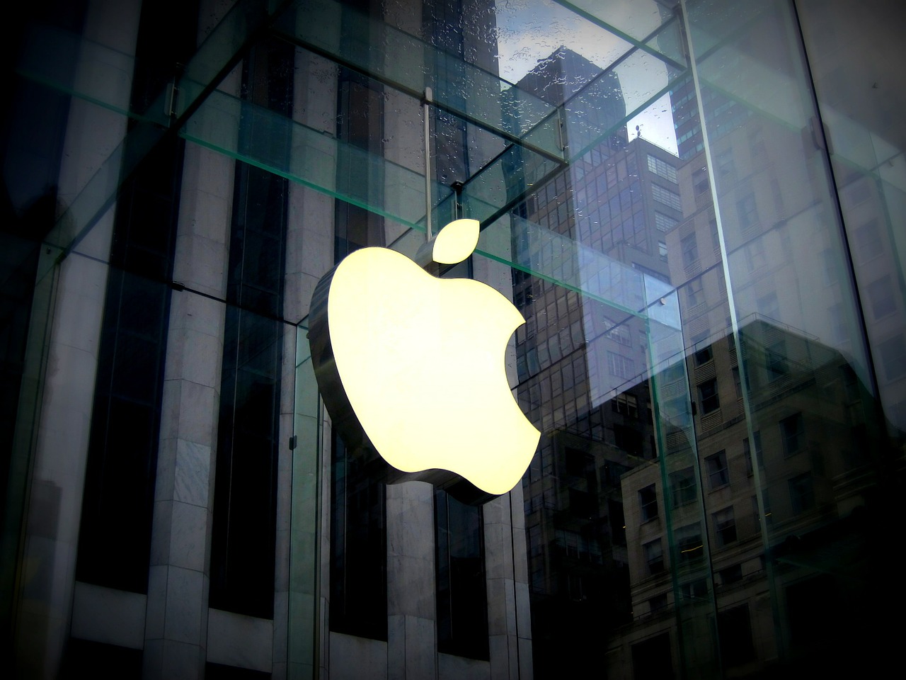 Apple head of global security indicted on bribery charges