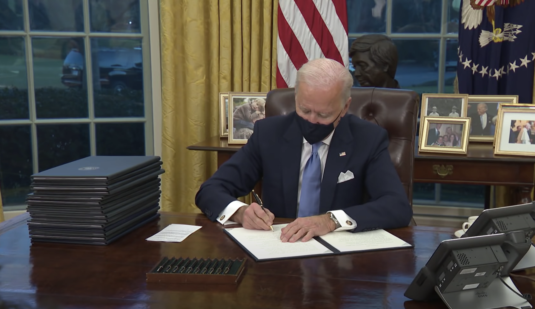 Biden reverses Trump&#8217;s green card ban