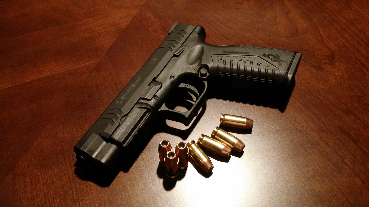 Canada temporarily bans handgun imports
