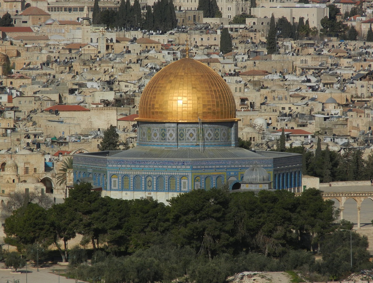 Israel Police raid Jerusalem&#8217;s al-Aqsa Mosque during Ramadan prayers