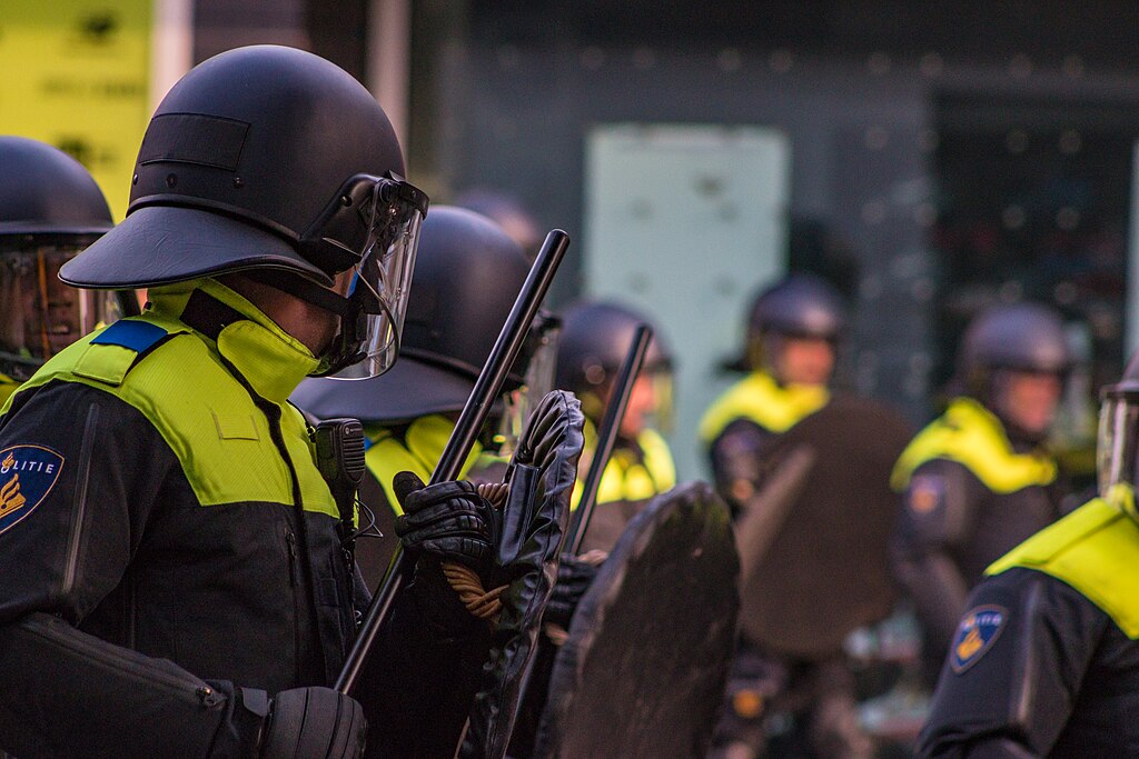 Netherlands police crack down on farmer protests disrupting freeways