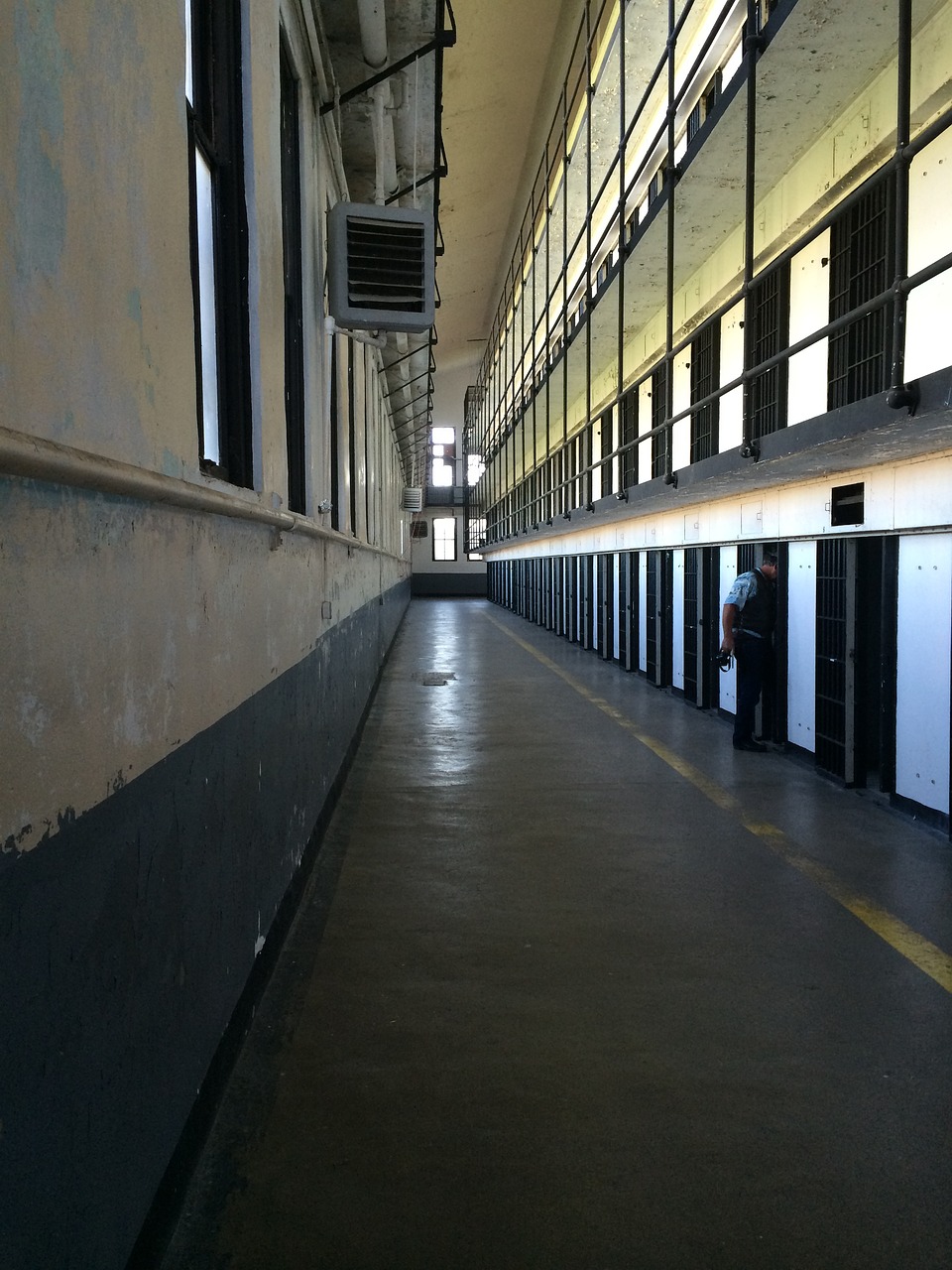 UK parlimentary committee report suggests community sentences to solve strain on prison system