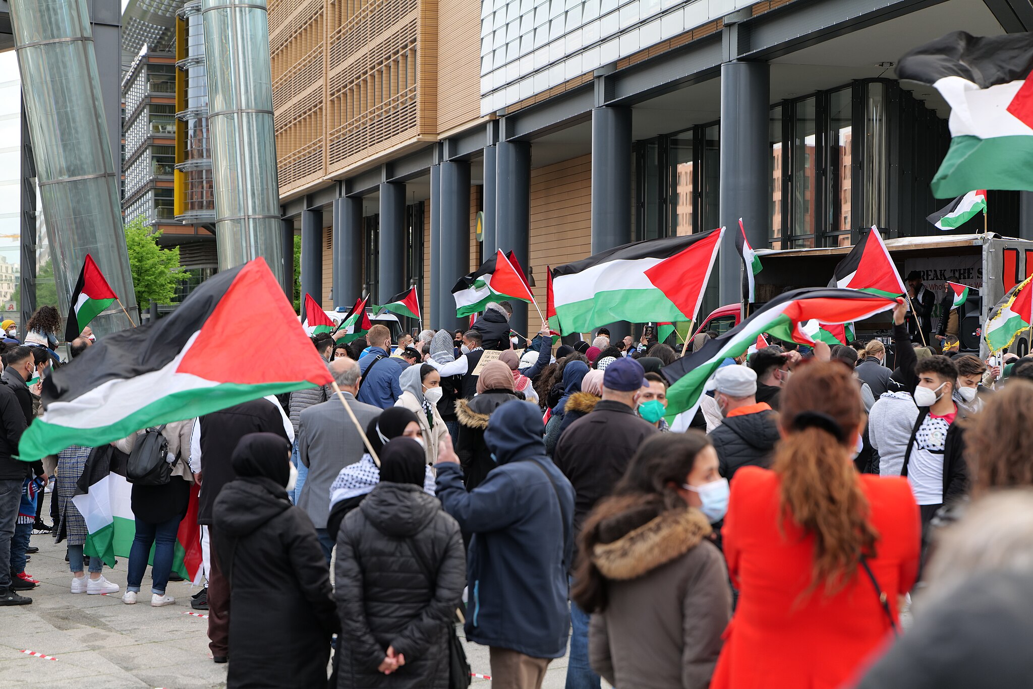 UK Metropolitan Police arrest 9 for displaying pro-Palestinian banner alleged to be antisemitic