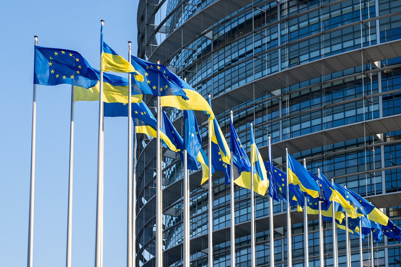 Ukraine dispatch: European Commission recommends EU begin Ukraine accession talks