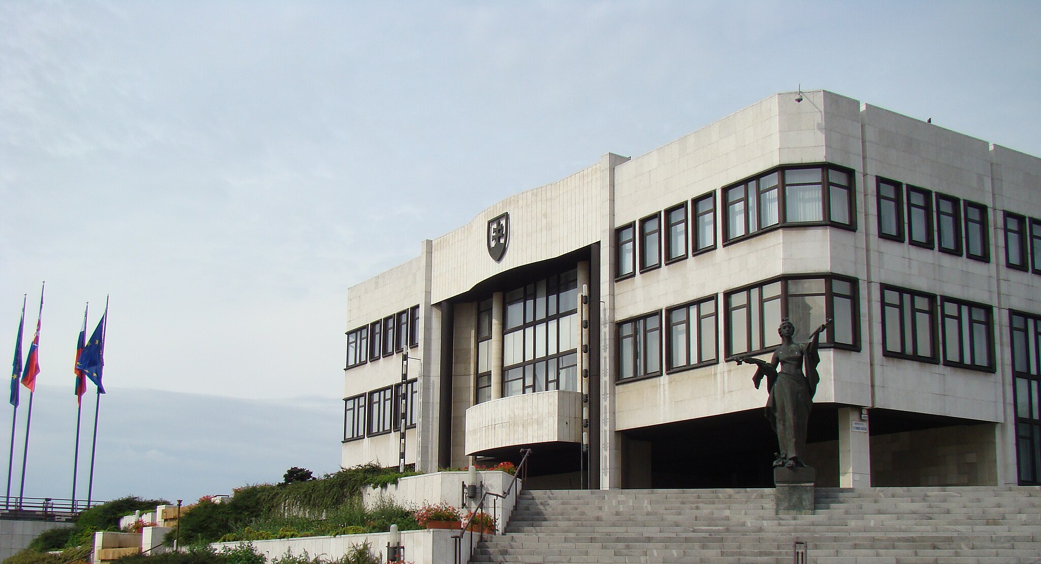 Photo of Slovenský parlament schválil reformu trestného práva uprostred verejných protestov, obavy EÚ – právnik