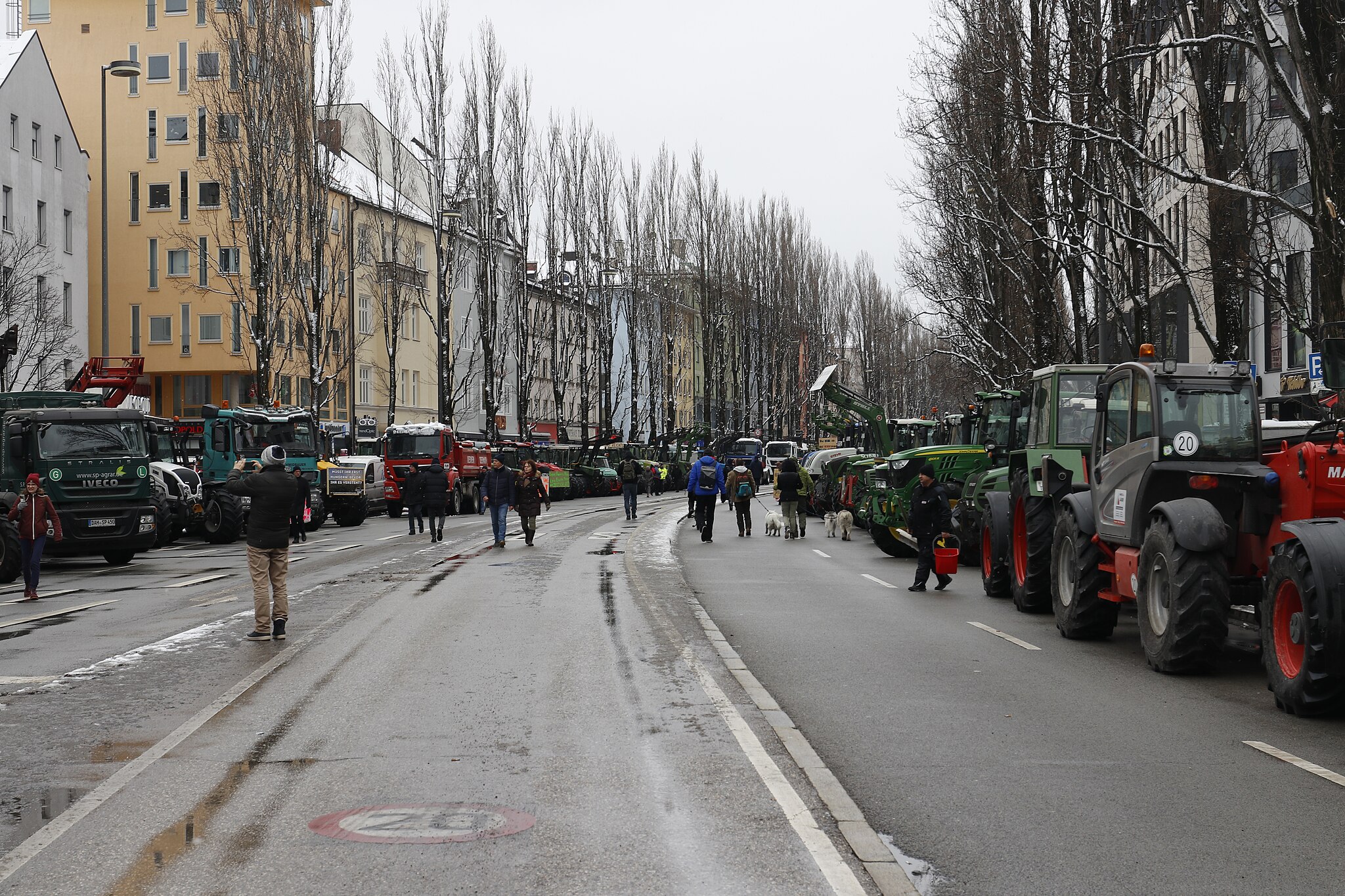 Polish farmers launch 30-day nationwide protests in response to economic pressures