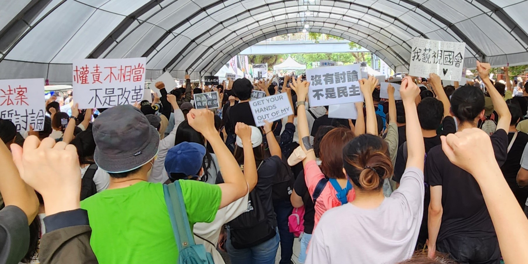 30,000 protesters surround Taiwan parliament decrying proposed parliamentary reform law