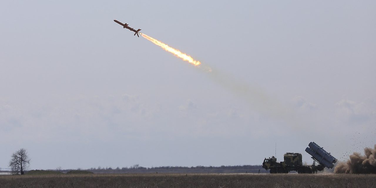 US lifts ban on Ukraine using long-range weapons to strike Russia