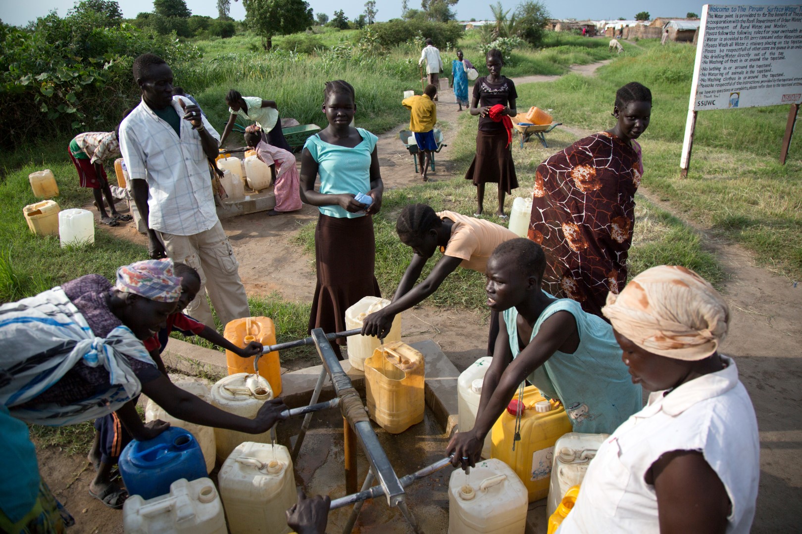 South Sudan forces blocking aid amid mass evacuations, rights group reports