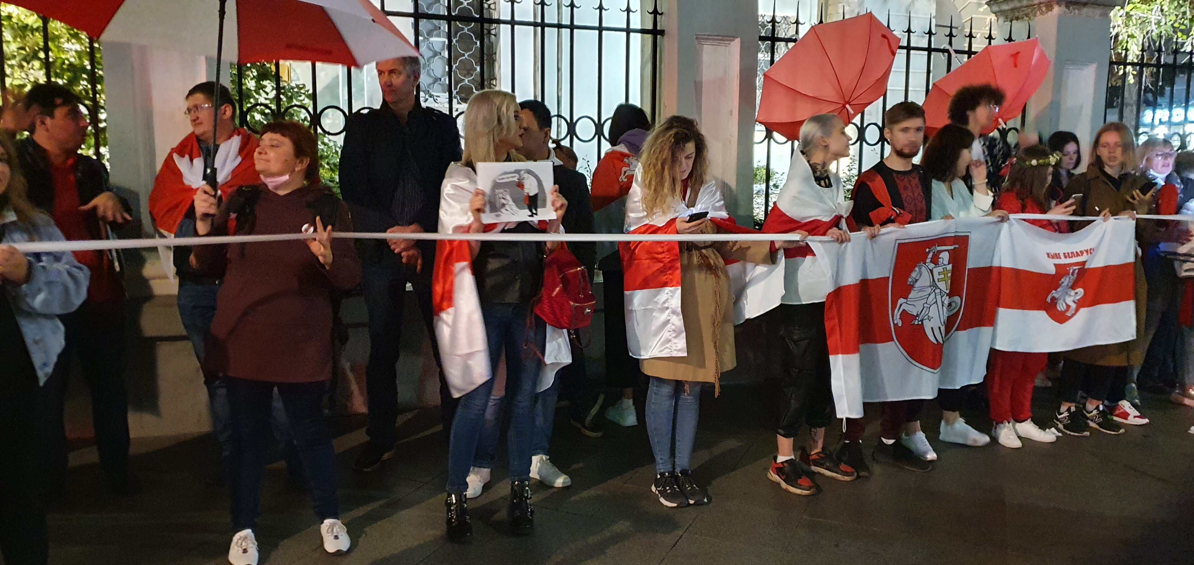 Amnesty International decries Belarus crackdown on EHU students abroad and their families