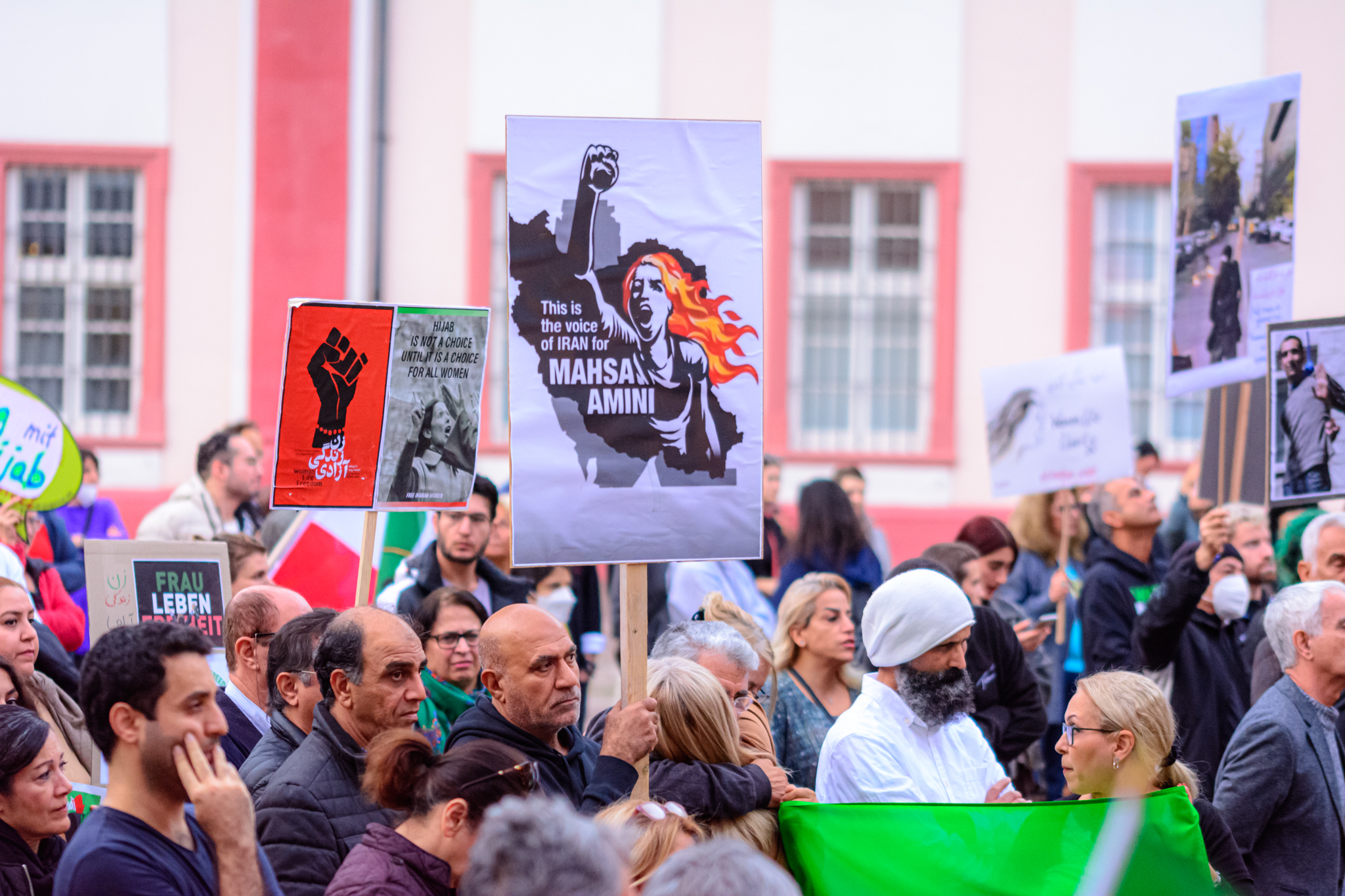 Iranian authorities’ execution of protesters and political dissidents violate international law, Human Rights Watch says
