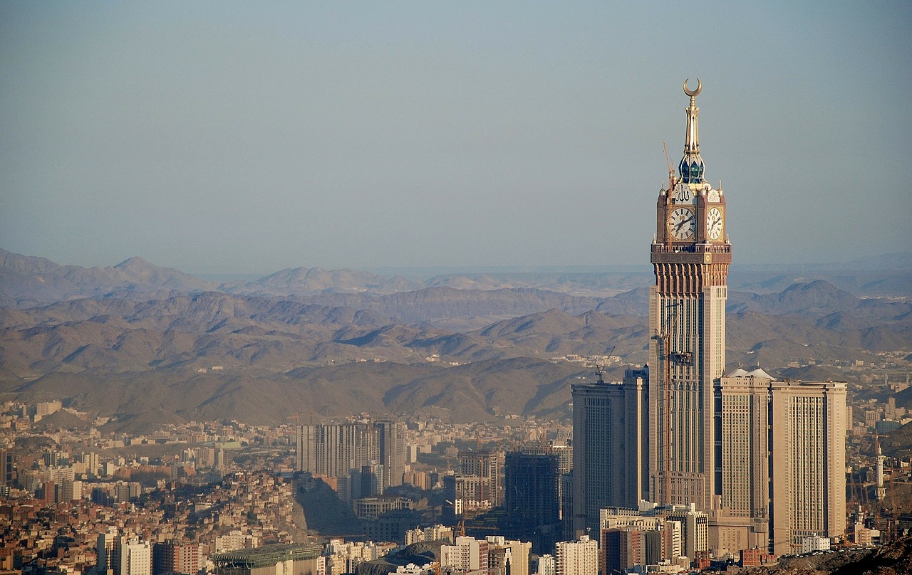 Saudi Arabia detains 298 government employees on corruption charges
