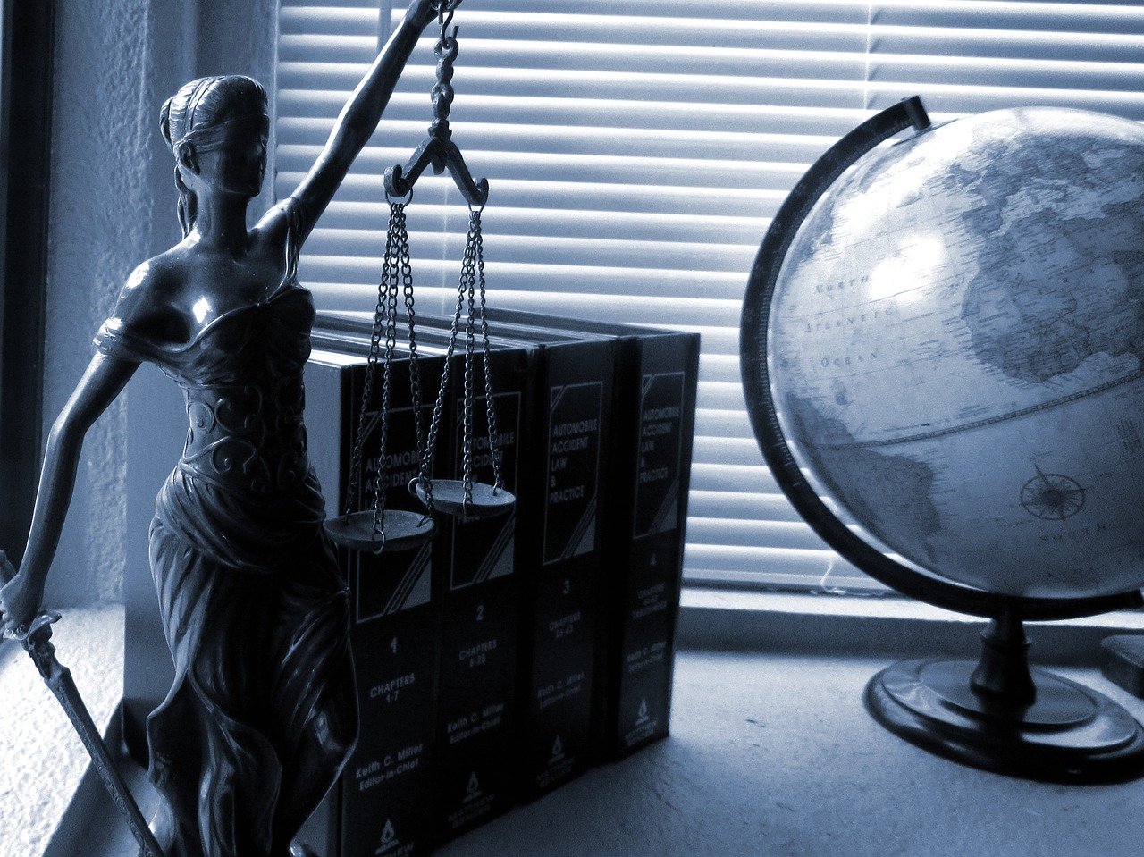 Over 1,500 attorneys call on bar associations to investigate Trump legal team