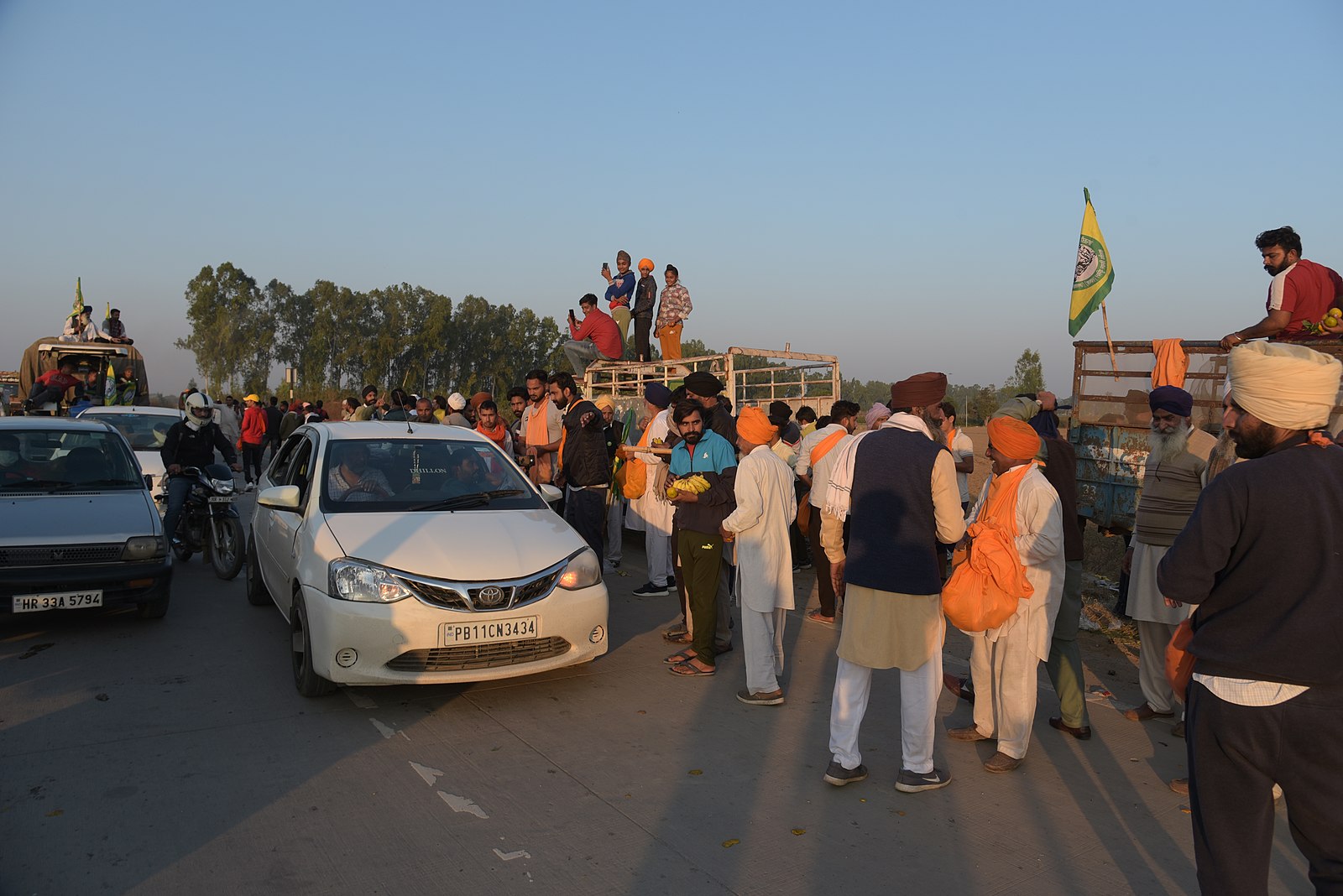 India farmers' march to capital for fair crop prices faces police barricades