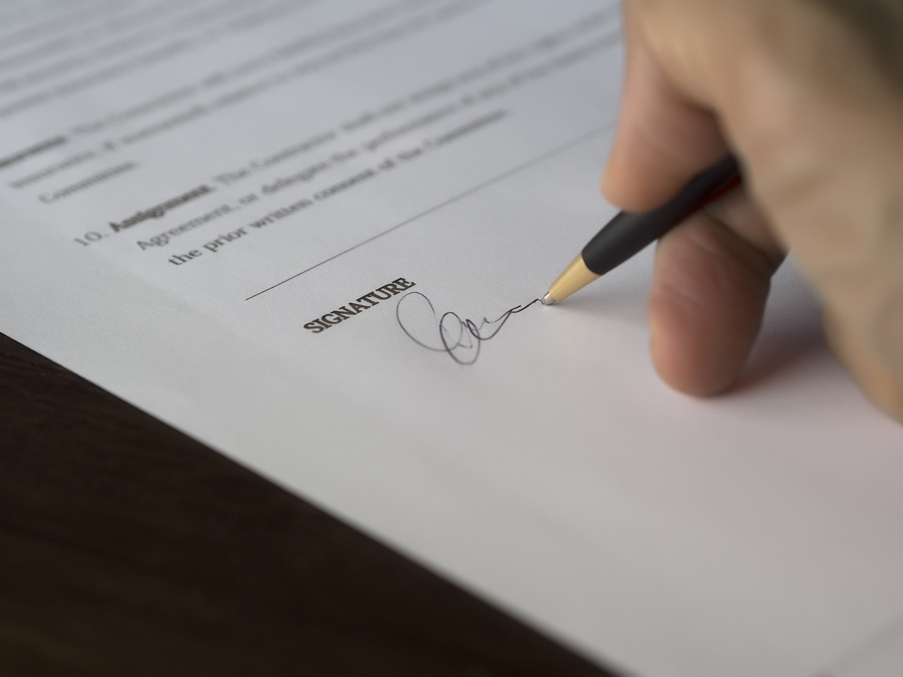 US federal agency bans employers from using non-compete clauses